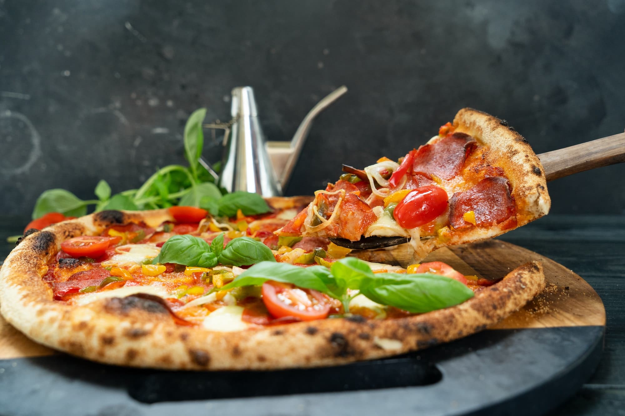 Pizza mit Salami und Tomaten bei Regi Beck in Regensdorf